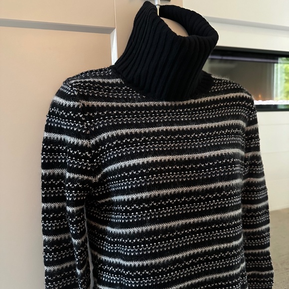 THEORY Beautiful Long Striped Turtleneck Sweater Sz M - Picture 2 of 2